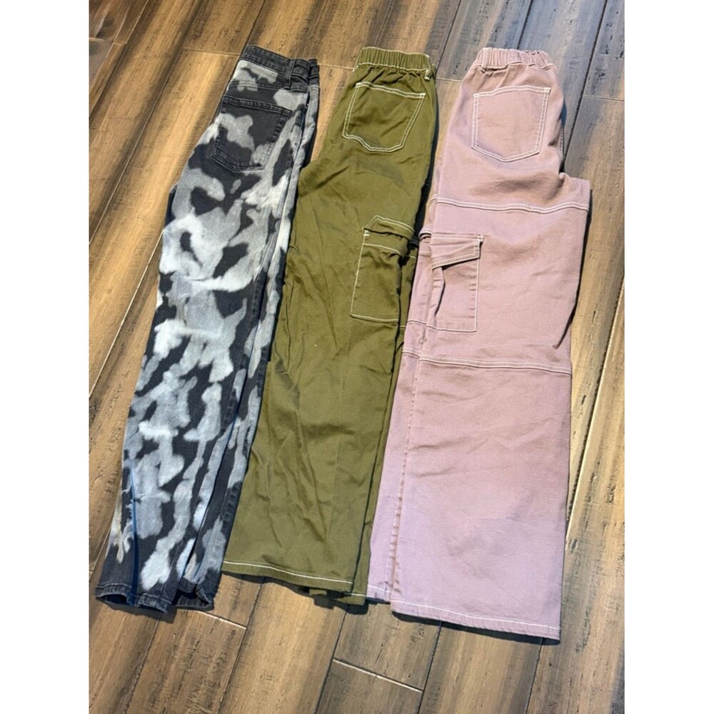 Lot of 3 extra small and small jeans.